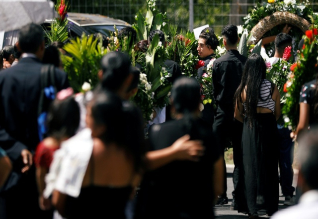 Sepultan en El Salvador a padre e hija ahogados en el Río Bravo