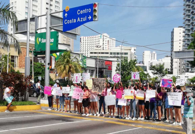Estudiantes marchan en Acapulco contra violencia de género