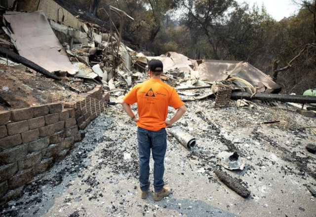 Evacuados por incendios en California encuentran su casa hecha cenizas