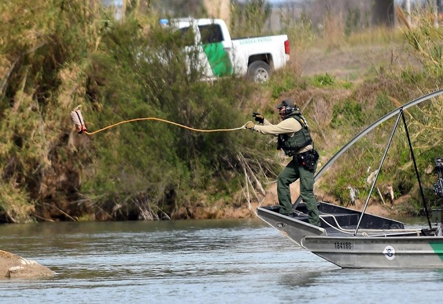 Rescatan a una persona que flotaba en el Río Bravo, en la frontera con