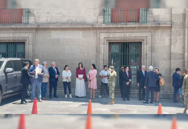 Miembros del Gabinete legal y ampliado llegan a Palacio Nacional para ...