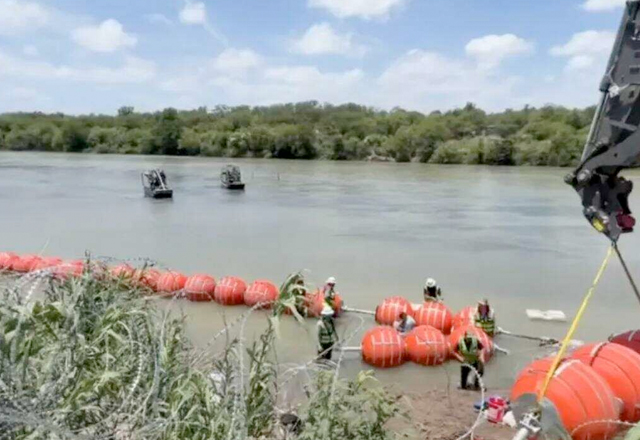 Ken Salazar rechaza el muro flotante de Texas en el Río Bravo