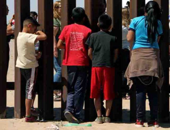 Encuentran a 11 niños solos cruzando la frontera