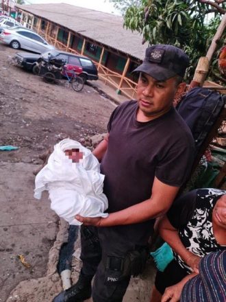 En El Salvador, policías rescatan a recién nacido abandonado en fosa séptica