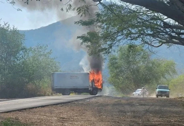 Detienen a policías municipales por su presunta participación en quema y bloqueos