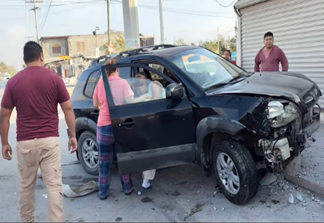 Fuerte choque en Palmares de las Brisas deja a joven lesionada tras impactarse contra muro