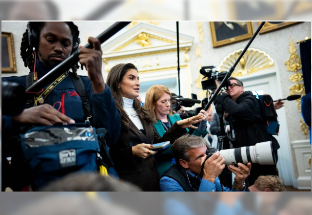 Trump reprende a una periodista por no sonreír