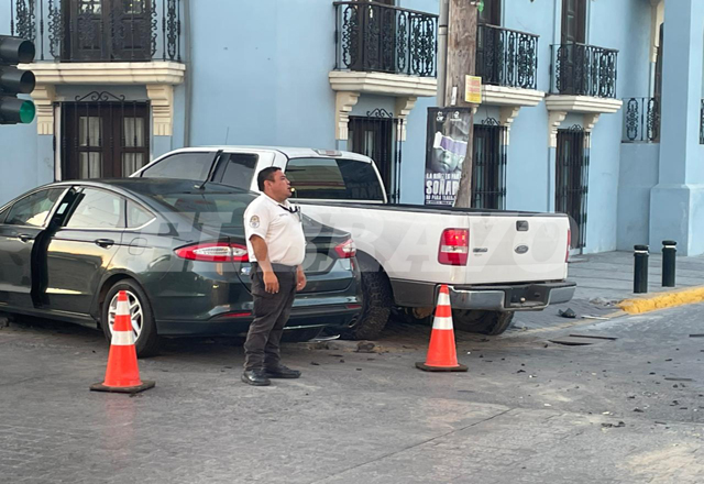 Choque múltiple moviliza a autoridades en cruce de Sexta y Morelos