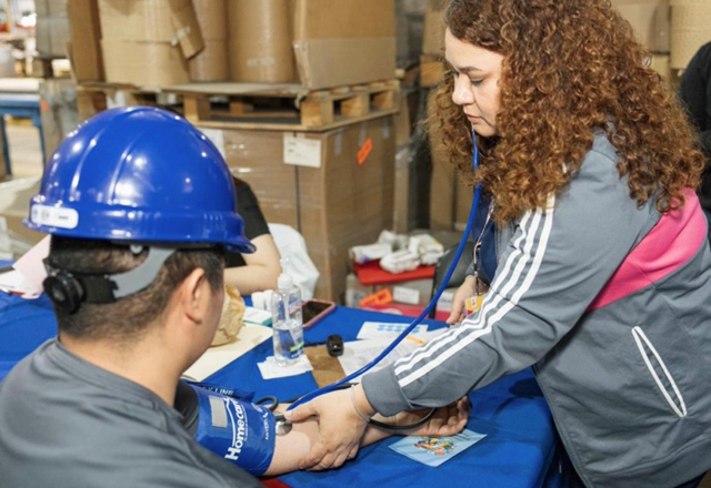 Respalda DIF Matamoros el bienestar integral de los trabajadores de la Maquiladora IAI con brigada asistencial