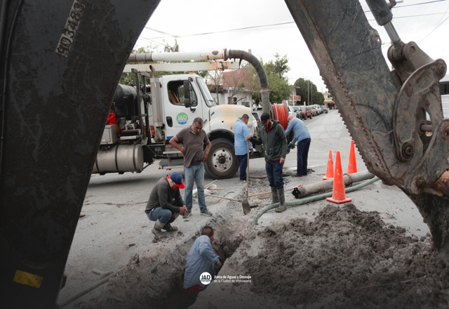 Personal de la Junta de Aguas y Drenaje de la ciudad de Matamoros, trabaja en el Fraccionamiento Moderno.