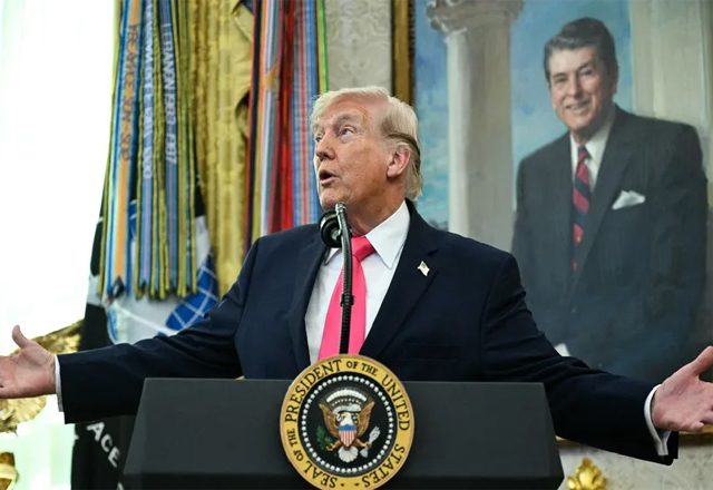 Trump asegura que Irán pide alto al fuego; condiciona con reapertura de Ormuz