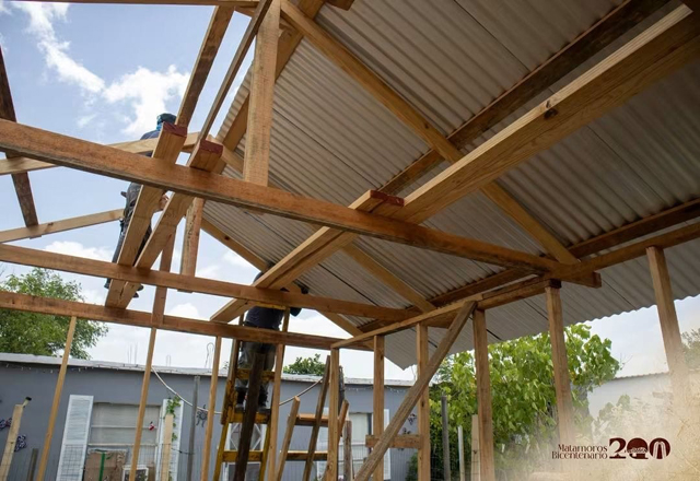 Beto Granados cumple compromiso con familia afectada e inicia construcción de cuarto habitación en Poblado Control