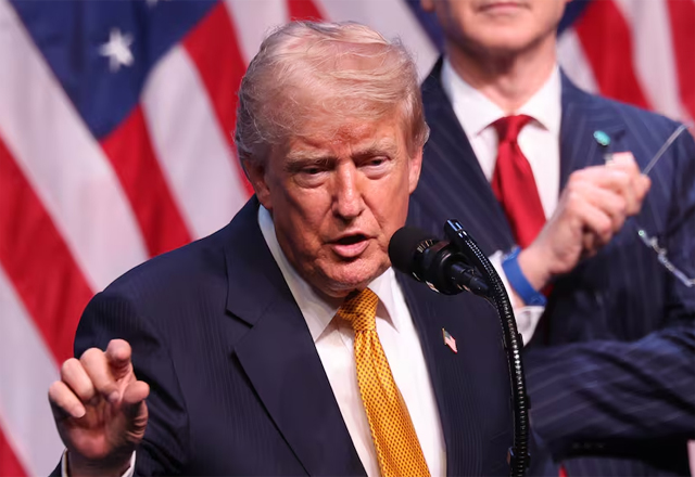 Trump lanza plan para sustituir a camioneros migrantes por veteranos del Ejército