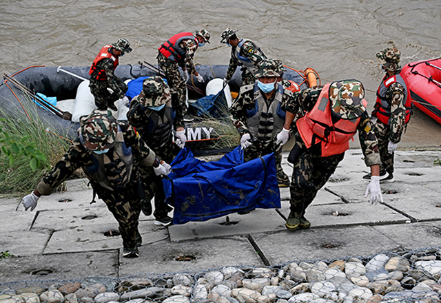 Aumentan a 939 los mu3rtos y baja la cifra de desaparec1dos tras riada en Nepal