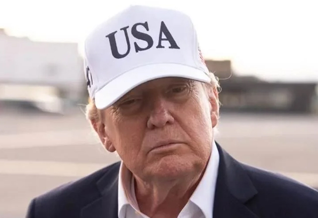 Afirma Trump ser el único control que necesita la IA