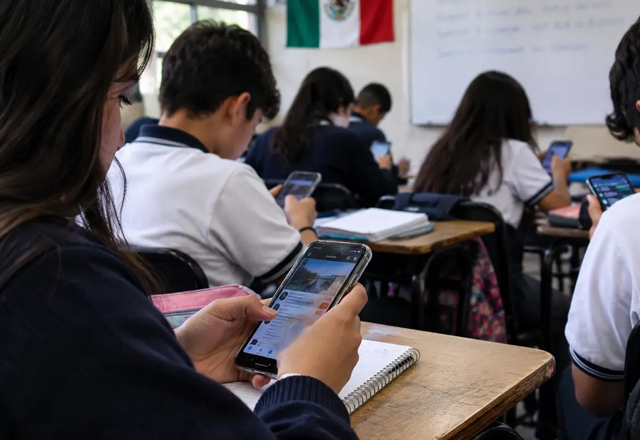 Avanza en Senado reforma para prohibir celulares en aulas